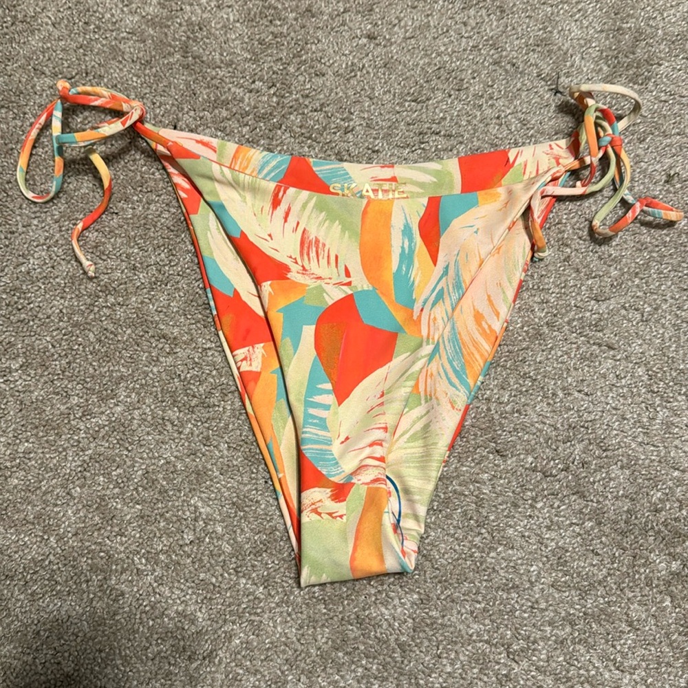 Skatie bikini bottom